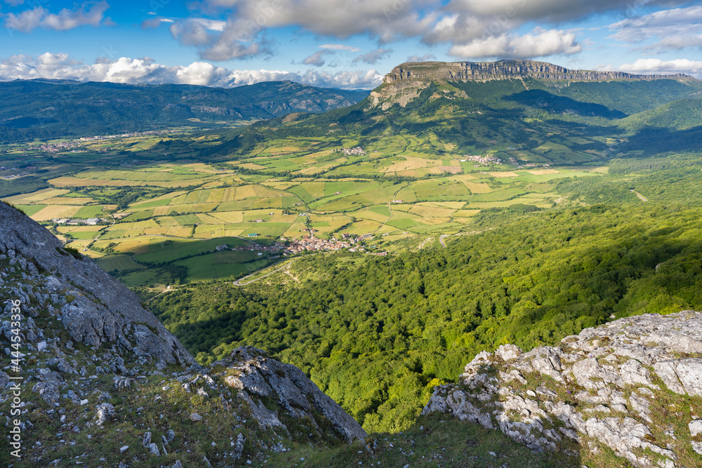 Vista desde los montes de Urbasa y Adía (Navarra, España). Vista desde los montes de Urbasa y Adía (Navarra, España).