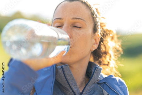 Chica bebiendo agua.