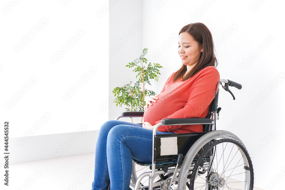 車いすに乗る妊婦