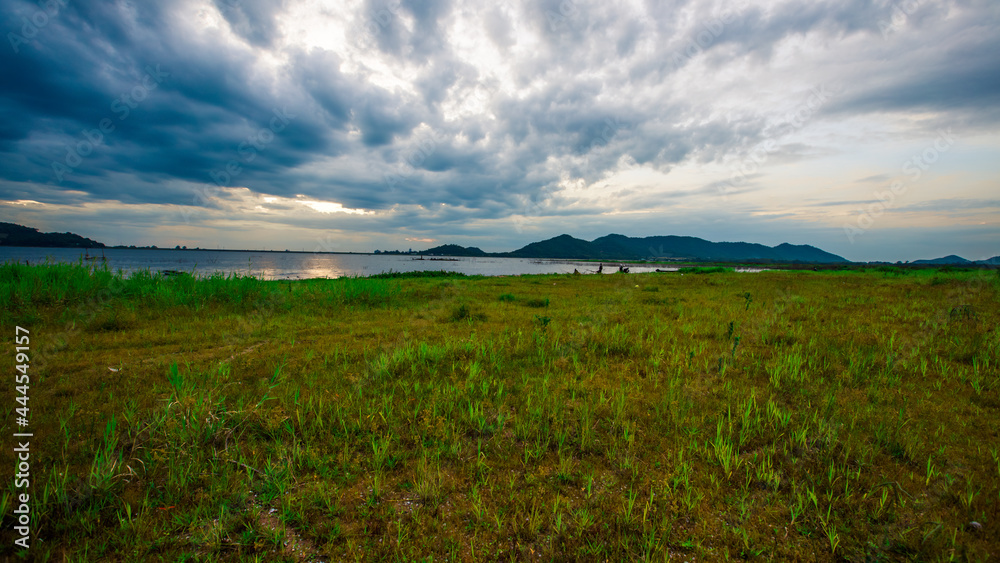 The panoramic natural background of the atmosphere at the natural reservoir scenic area at various tourist attractions, allowing tourists to stop and take pictures during the trip.
