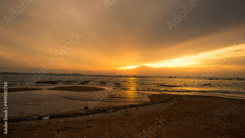 The panoramic natural background of the atmosphere at the natural reservoir scenic area at various tourist attractions, allowing tourists to stop and take pictures during the trip.