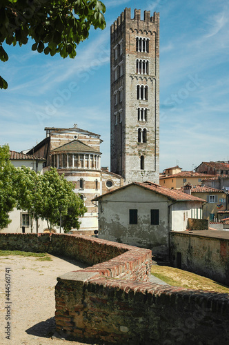 Lucca. Toscana. Veduta della Chiesa di San Frediano con il campanile  dal percorso della cerchia delle mura. photo