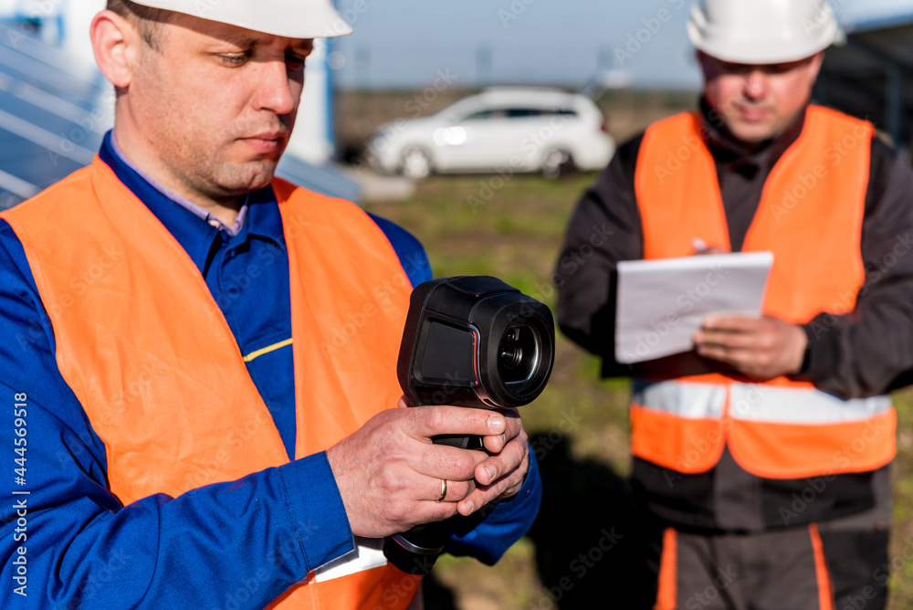Inspector examination of photovoltaic modules using a thermal imaging camera Inspector examination of photovoltaic modules using a thermal imaging camera