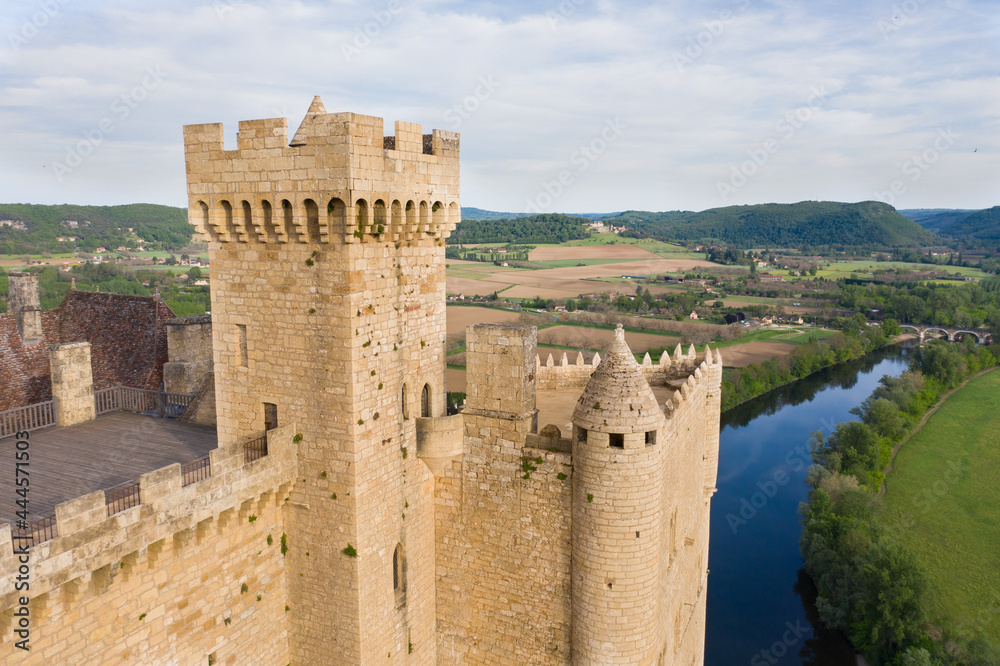 Vue aérienne du château de Beynac 