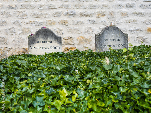 Bild auf Leinwand La tombe de vincent et Théodore Van gogh au cimetière de auvers sur Oise