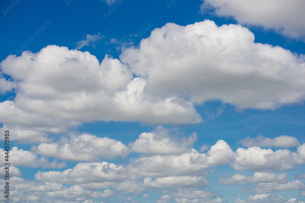 Naklejka premium beautiful blue sky and white fluffy cloud horizon outdoor for background.