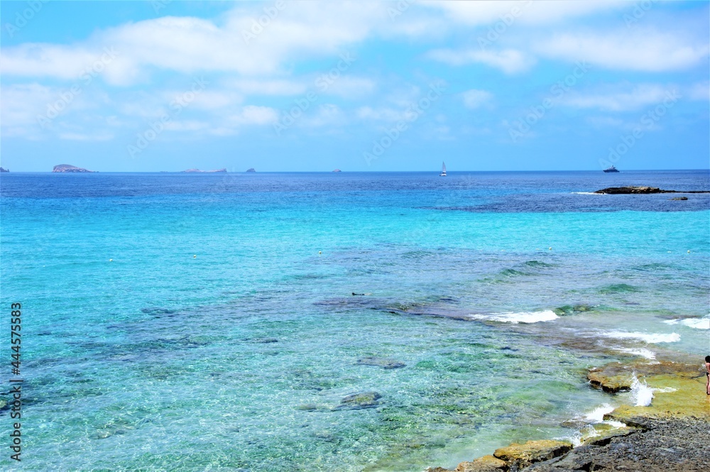 Eine wunderschöne Bucht auf der balearischen Insel Ibiza, auch the White Island genannt