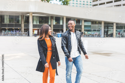 Canvas Print Happy black couple having fun in Toronto city