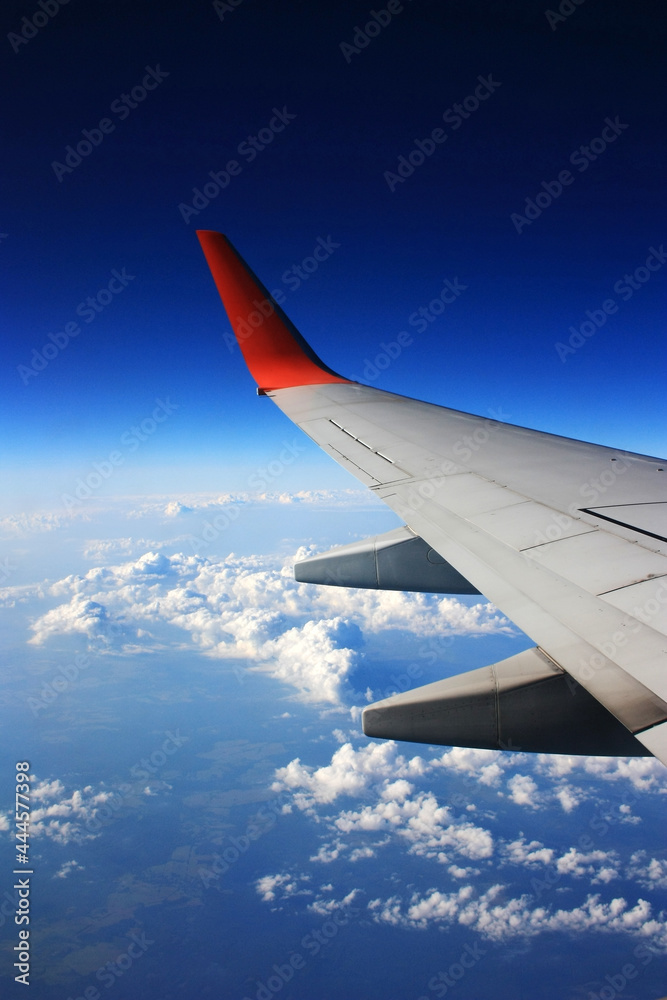 Obraz premium Wing aircraft in the blue sky