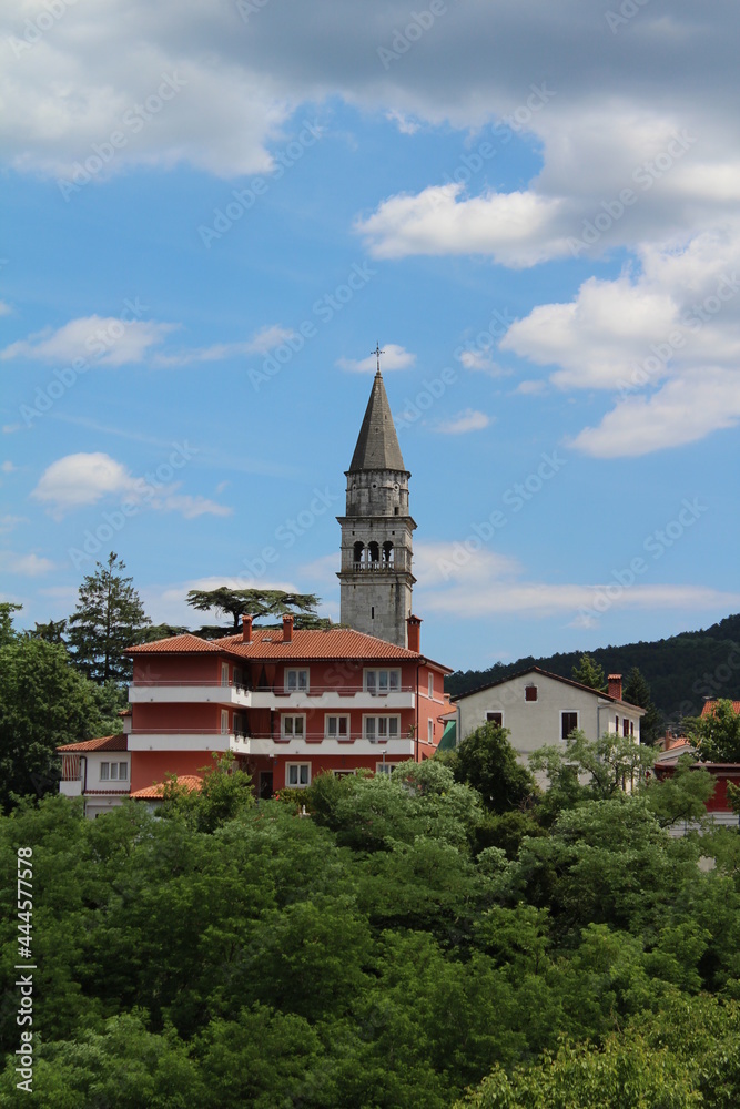 Blauer Himmel über kleinen Ort