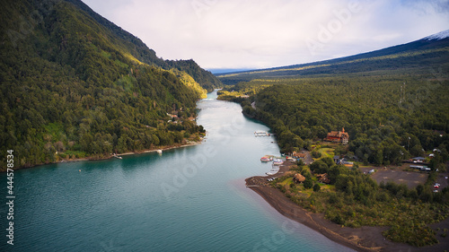 Río Petrohue y lago todos Los Santos, cierra de Santo Domingo en Parque Nacional Vicente Perez Rosales, Chile