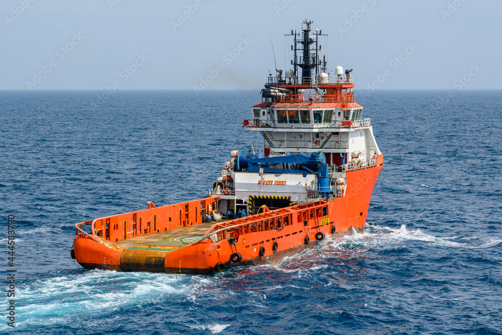 Sea tow in the high sea Sea tow in the high sea