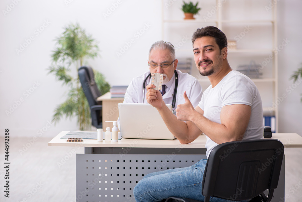 © Elnur - Old male doctor suggesting pills to young male patient