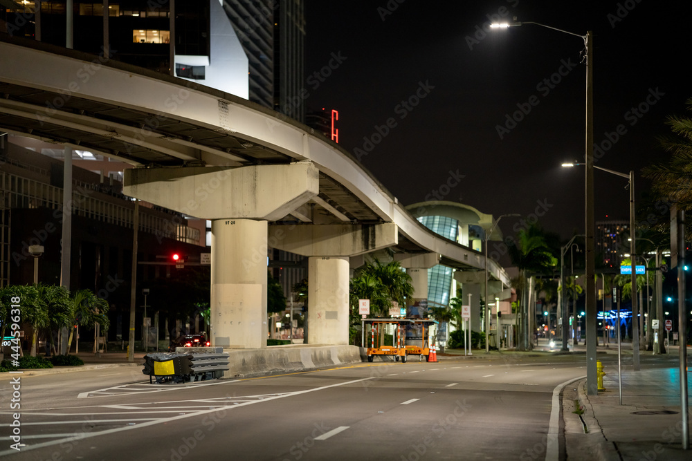 Fototapeta premium Empty streets of Downtown Miami at night