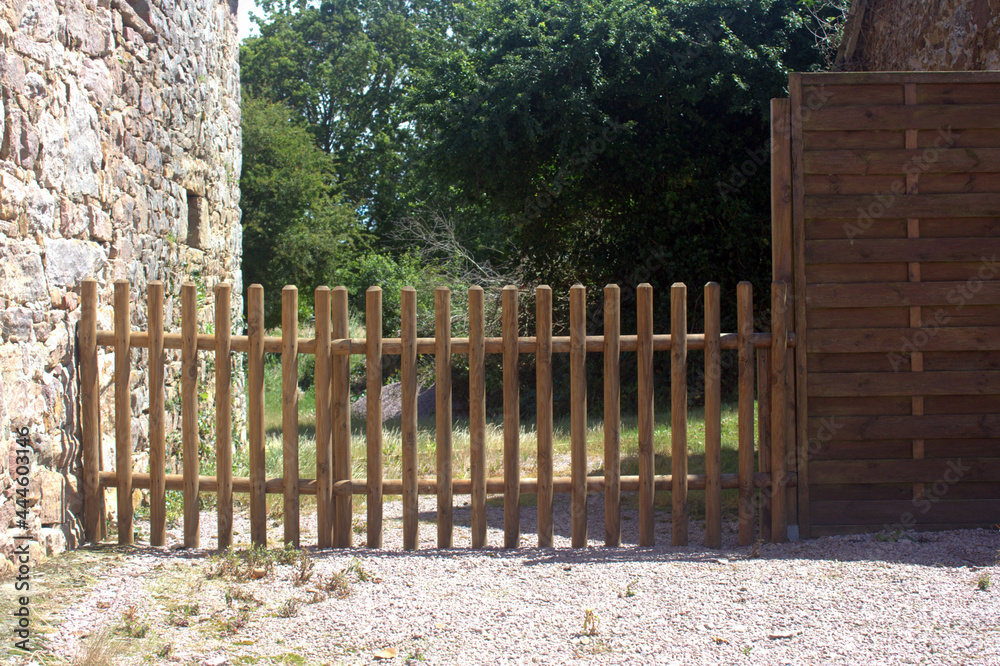 clôture en bois , portillon