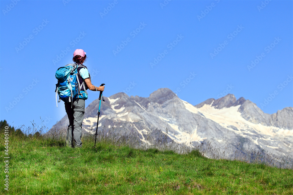 Randonneuse face au Vignemale dans les Pyrénées