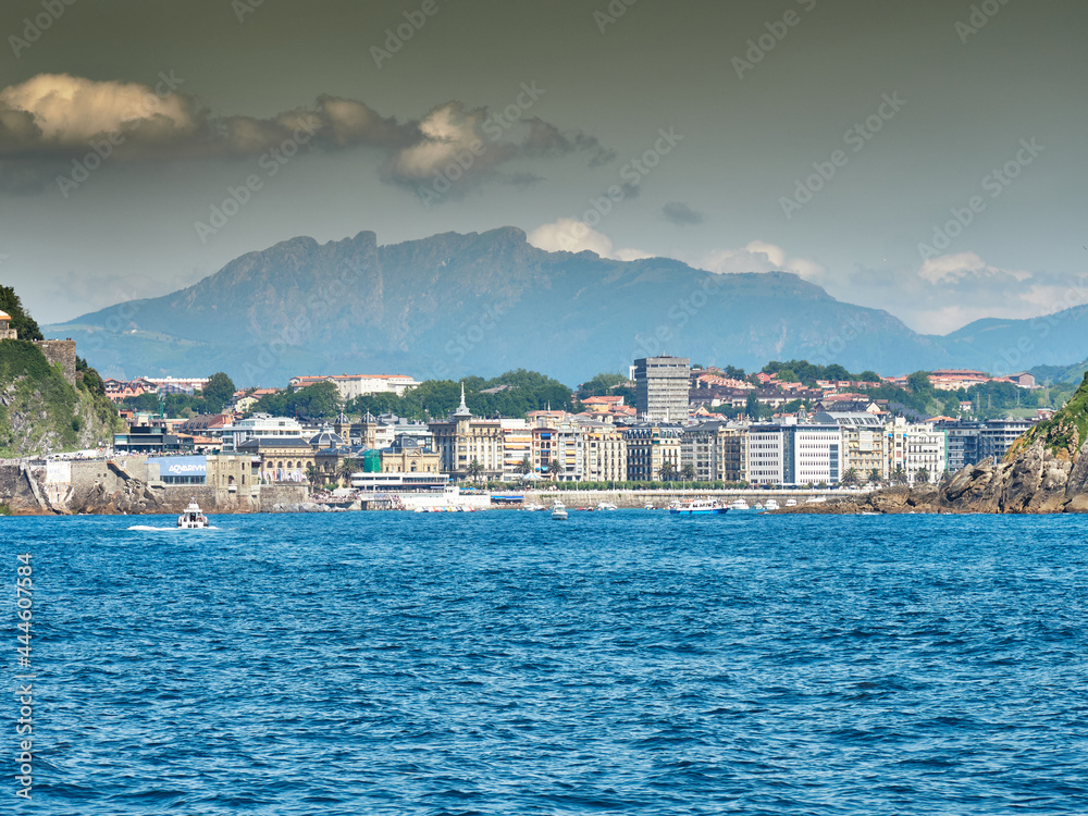 Fototapeta premium Vistas de la bahía de la concha en San Sebastián y la Isla Santa Clara
