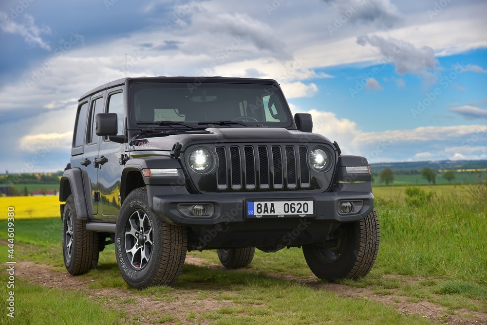 Foto Stock Jeep Wrangler Rubicon. Legendary car for overcoming difficult  terrain. General front view. 05-25-2021, Middle Bohemia, Czech Republic. |  Adobe Stock