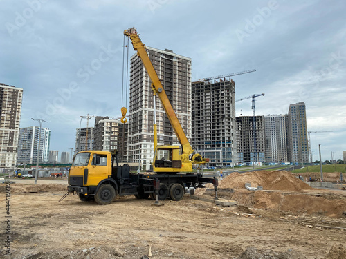 Fotografi Large yellow mobility modern industrial construction crane mounted on a truck is