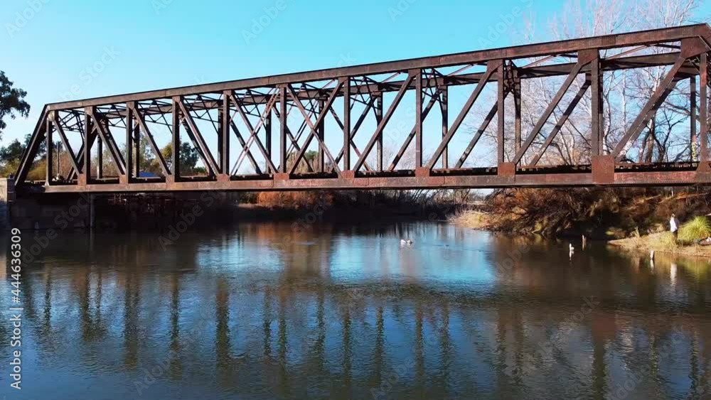 paso bajo el puente del ferrocarril