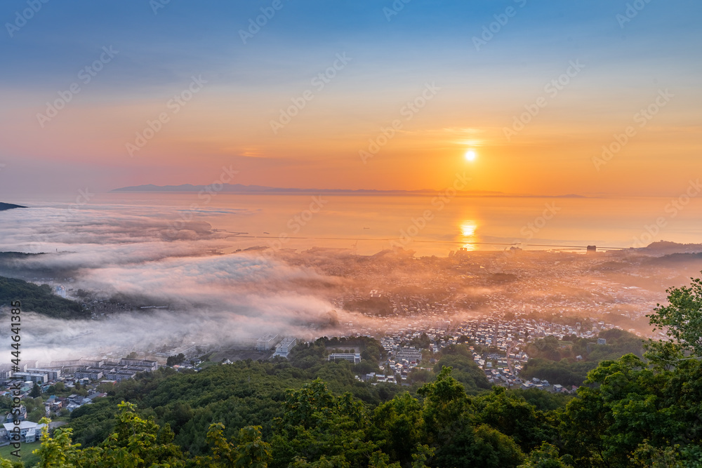 日本 北海道 小樽 天狗山 雲海 都市景観 朝日 日の出 日本 北海道 小樽 天狗山 雲海 都市景観 朝日 日の出