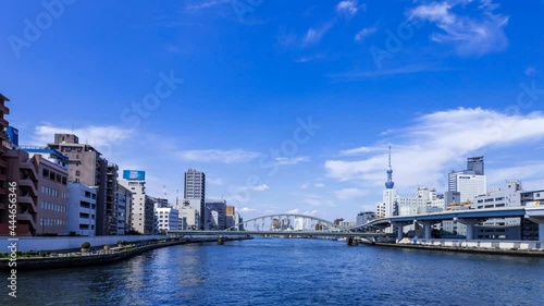 Wallpaper Mural 東京風景タイムラプス　隅田川　スカイツリー　青空 Torontodigital.ca