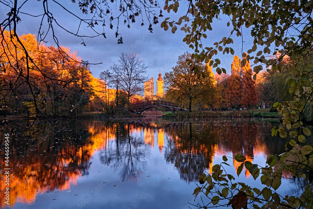 Obraz premium Das herbstliche Leipzig mit einem Blick vom Johannapark zum Neuen Rathaus und dem City-Hochaus.