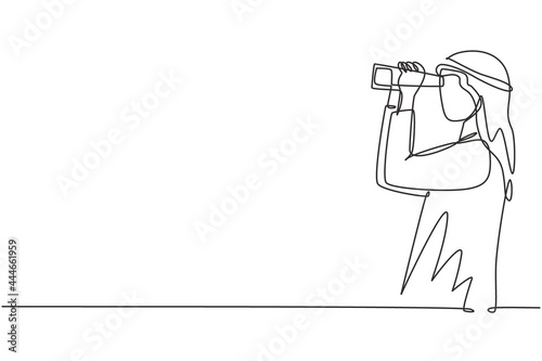 Single continuous line drawing Arabic man looking in distance with binoculars. Enjoy beauty of nature as far as the eye can see. Find something interesting. One line graphic design vector illustration