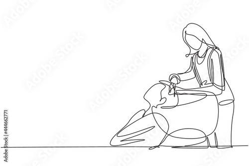 Single continuous line drawing like a princess. Side view photo of young relaxed woman washing hair in hair salon. Hair style beauty concept. Dynamic one line draw graphic design vector illustration
