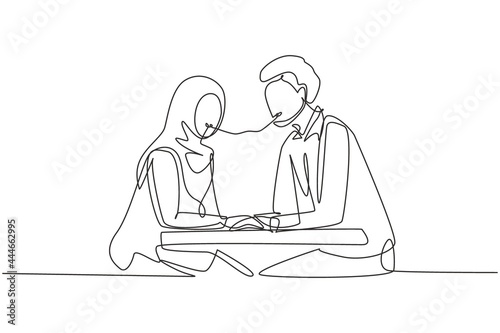 Continuous one line drawing young Arabian couple eating spaghetti together. Celebrate anniversaries and enjoy romantic dinner at modern restaurant. Single line draw design vector graphic illustration
