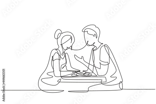 Single one line drawing young couple eating spaghetti together. Celebrate anniversaries and enjoy romantic dinner at modern restaurant. Modern continuous line draw design graphic vector illustration