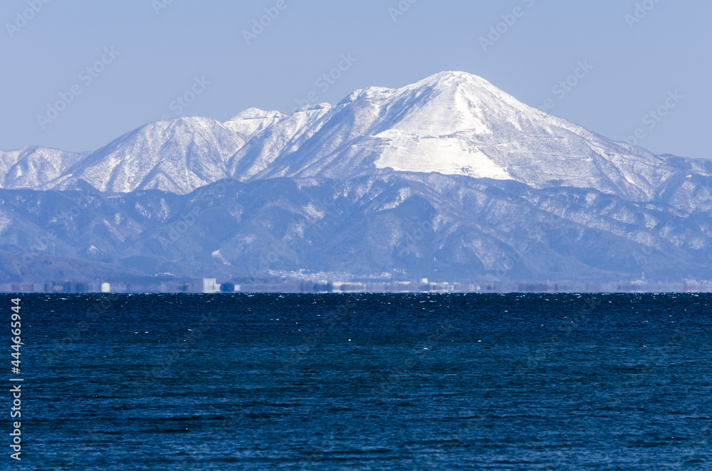 琵琶湖対岸から雪景色の伊吹山