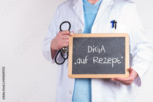 Arzt mit einer Tafel auf der Diga auf Rezept steht. Konzept Apps für die Gesundheit zur Unterstützung der Therapie.