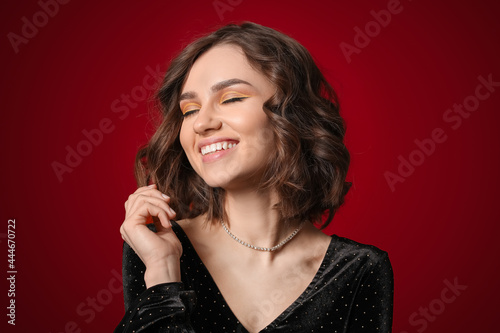 Beautiful young woman on co...