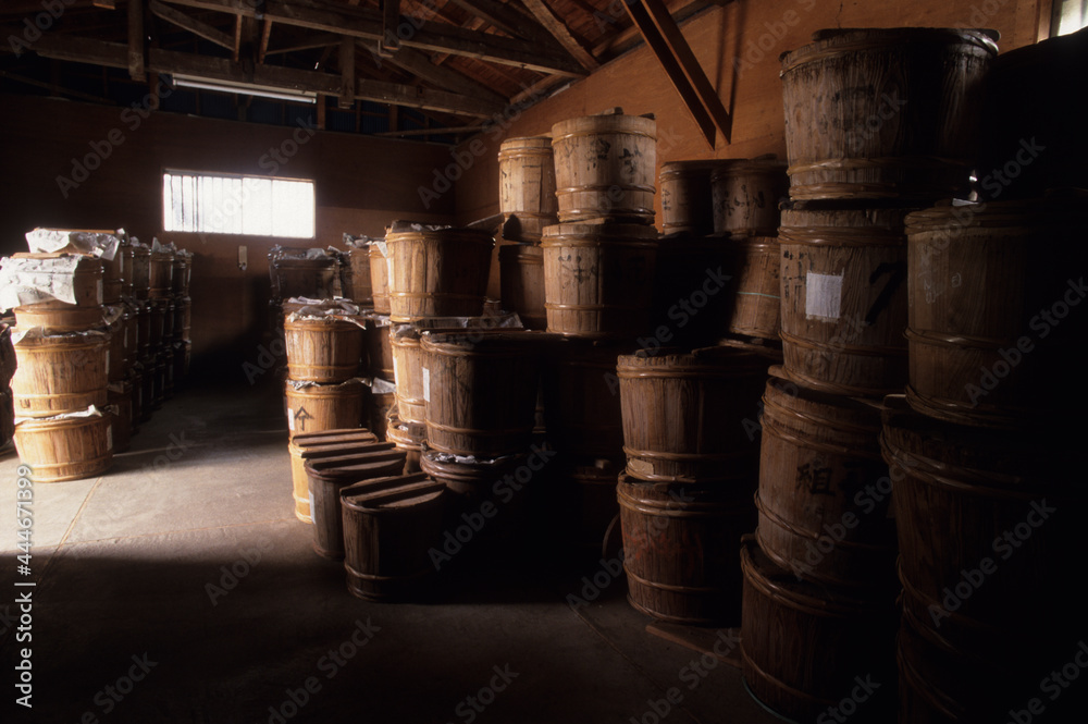 日本の伝統食品、鰹節カビつけ用の樽、鰹節 StockFoto Adobe Stock