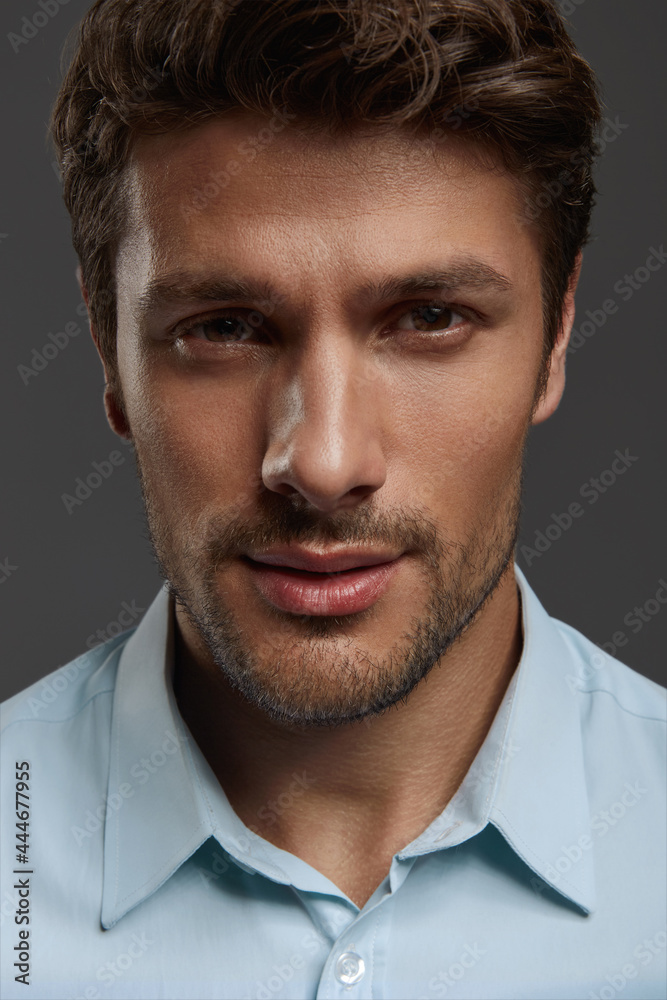 Obraz premium Portrait of young confident european business man