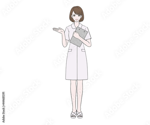笑顔で案内をする看護師