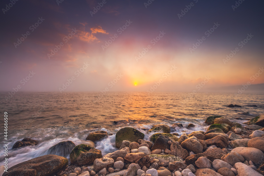 Obraz premium Beautiful sunrise over the sea