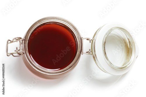 Miód pszczeli w słoiku na białym tle