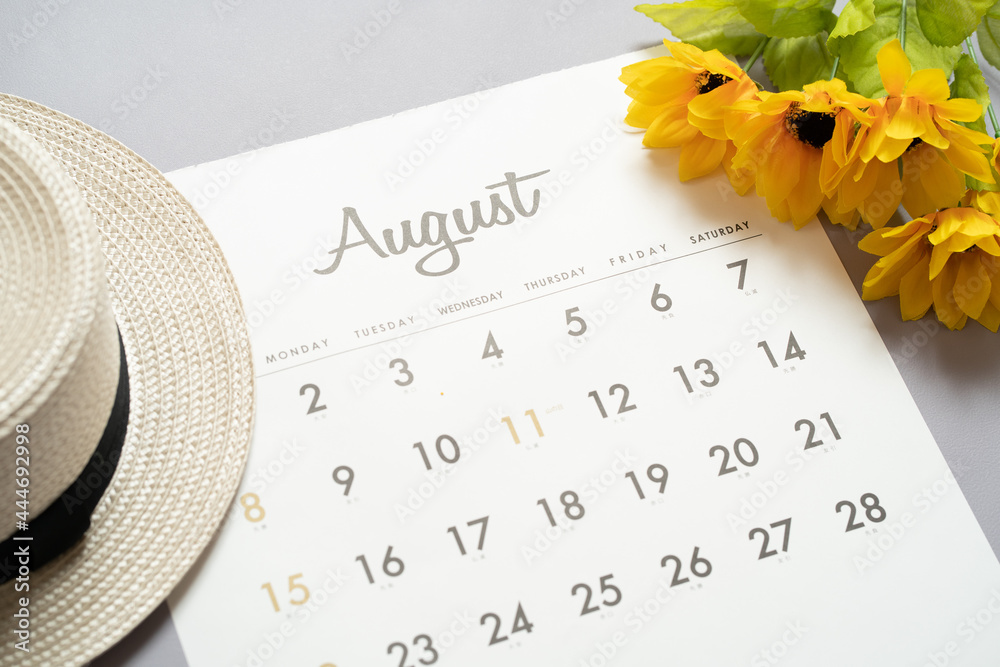 8月のカレンダーとひまわり Stock Photo Adobe Stock