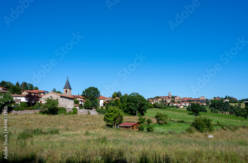 Paysage des Monts du Lyonnais en été autour du village de Montrottier dans le département du Rhône en France