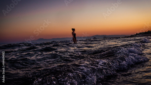 Schwimmen im Meer am Abend beim Sonnenuntergang