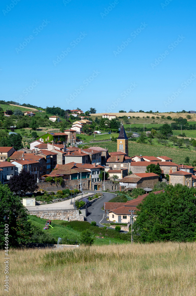 Paysage des Monts du Lyonnais en été autour du village de Saint-Julien-sur Bibost dans le département du Rhône en France