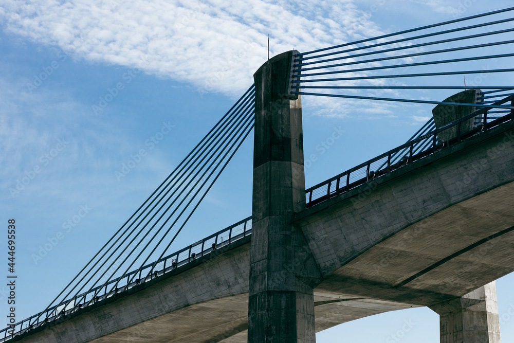 Naklejka premium Sky and bridge