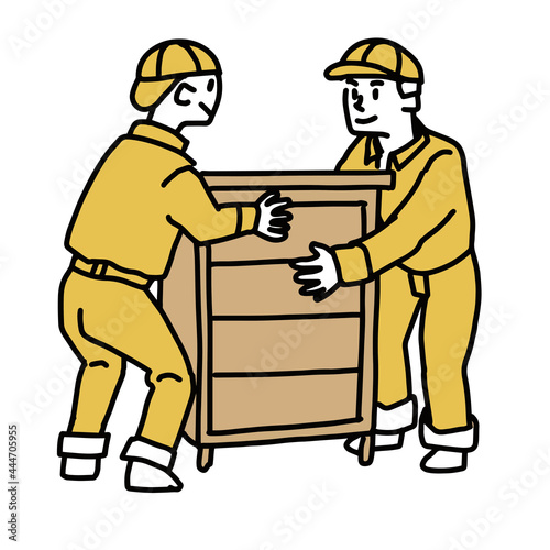家具を運ぶ男性