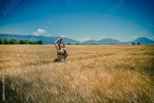 Femme dans un champ de blé sur le plateau de Valensole