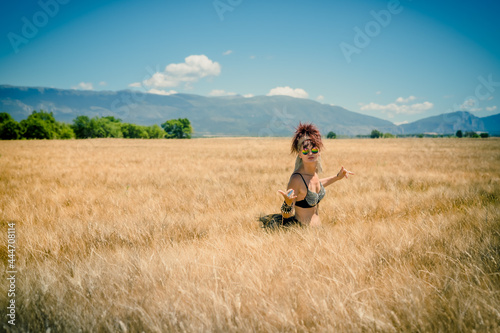 Femme dans un champ de blé sur le plateau de Valensole