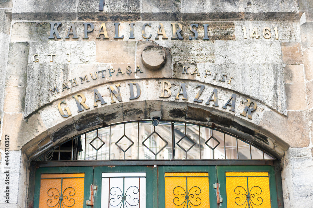 Obraz premium Gate entrance to Grand Bazar in Istanbul, Turkey