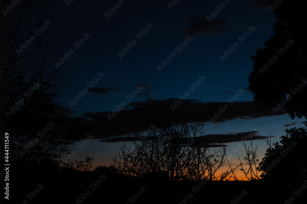 Obraz premium winter sunset with intense colours over the mountains and thick vegetation shot in Tasmania