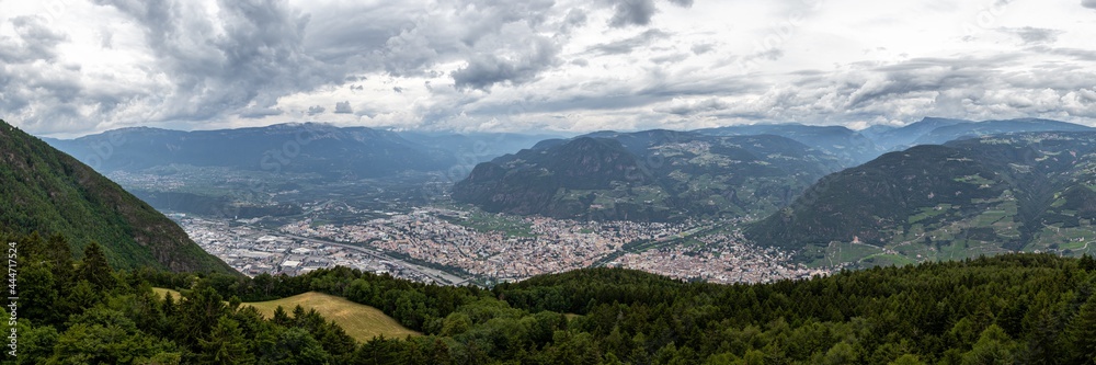 Luftansicht von Bozen in Südtirol bei bewölktem Himmel